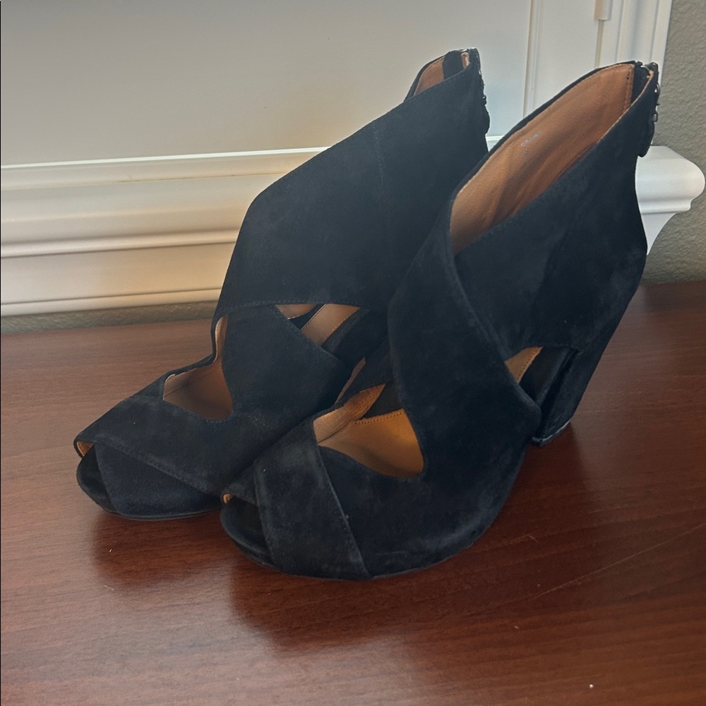 Earthies “Cristiana” Black Suede Heels